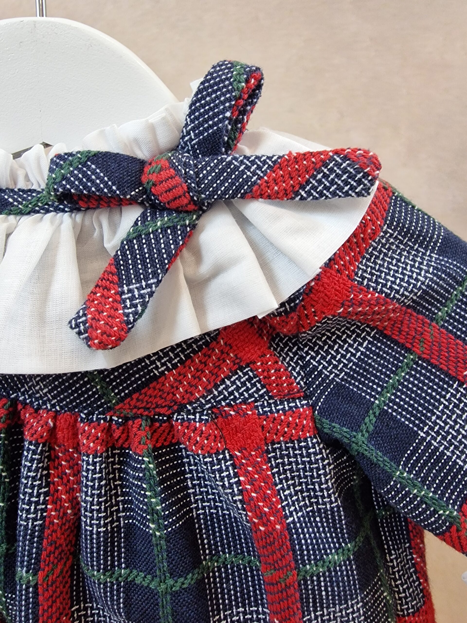 Vestido bebé xadrez com gola branca e laço lateral - Imagem de 4